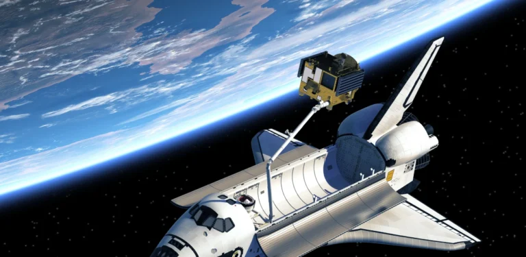 Ônibus espacial no espaço lançando um satélite com a Terra ao fundo, destacando tecnologia aeroespacial em órbita terrestre.