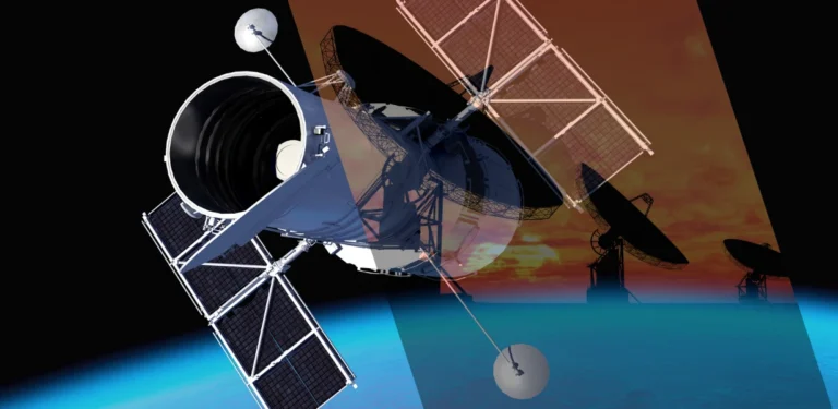 Satélite em órbita da Terra com grandes antenas parabólicas no solo ao pôr do sol, destacando tecnologia de comunicação espacial.