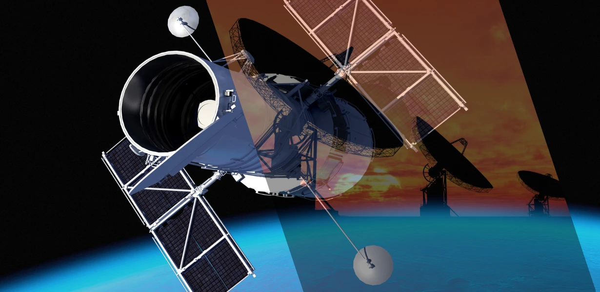 Satélite em órbita da Terra com grandes antenas parabólicas no solo ao pôr do sol, destacando tecnologia de comunicação espacial.