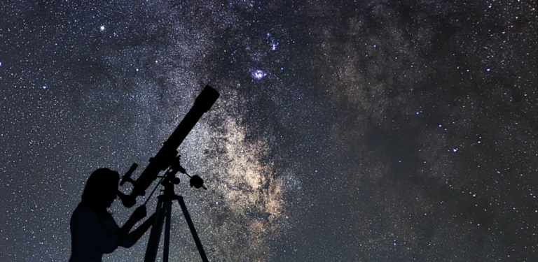Mulher Observando o Céu com Telescópio sob a Via Láctea – Astronomia e Exploração do Cosmos"