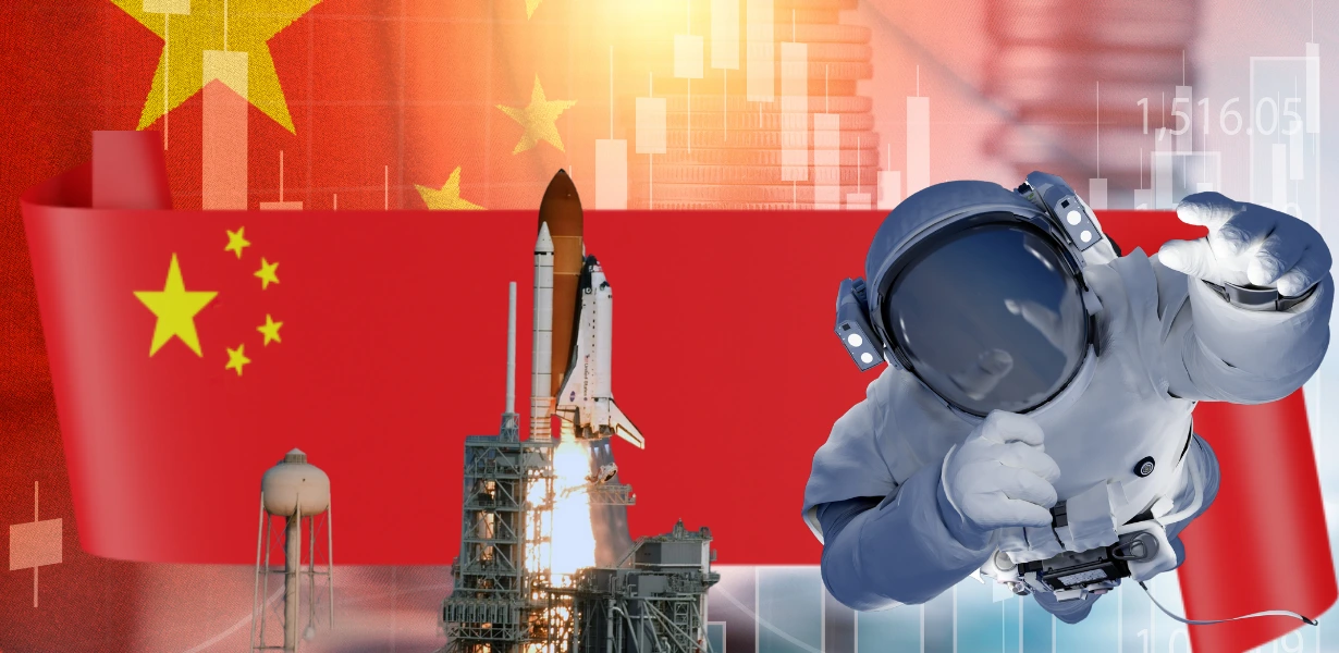 Astronauta flutuando com foguete em lançamento e bandeira da China ao fundo, simbolizando o avanço espacial e tecnológico do país asiático.
