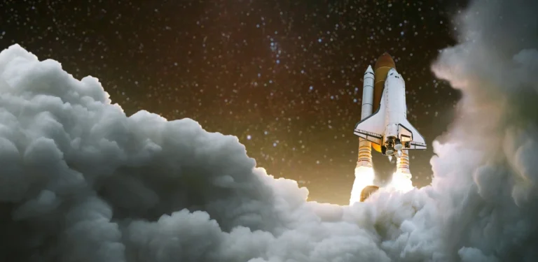 Foguete espacial sendo lançado ao espaço em meio a nuvens e céu estrelado, simbolizando inovação, tecnologia e exploração do universo.