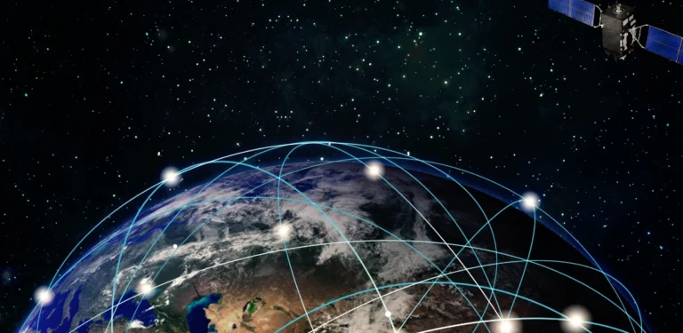 Rede de satélites ao redor da Terra com linhas de conexão globais no espaço, representando os 9.691 satélites ativos em 2023.