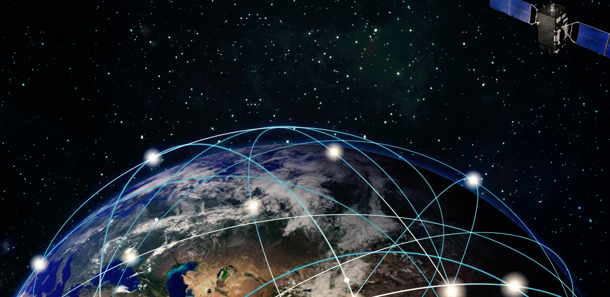 Rede de satélites ao redor da Terra com linhas de conexão globais no espaço, representando os 9.691 satélites ativos em 2023.