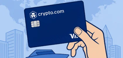 Ilustração de mão segurando o cartão Crypto.com com chip, em frente a mapa-múndi e cidade costeira, simbolizando uso global do cartão cripto