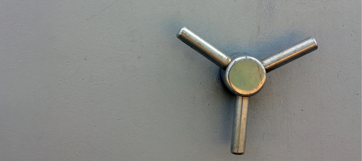 Imagem de um cofre com três travas, simbolizando segurança avançada, usada para representar a configuração de carteiras multisig no universo das criptomoedas.