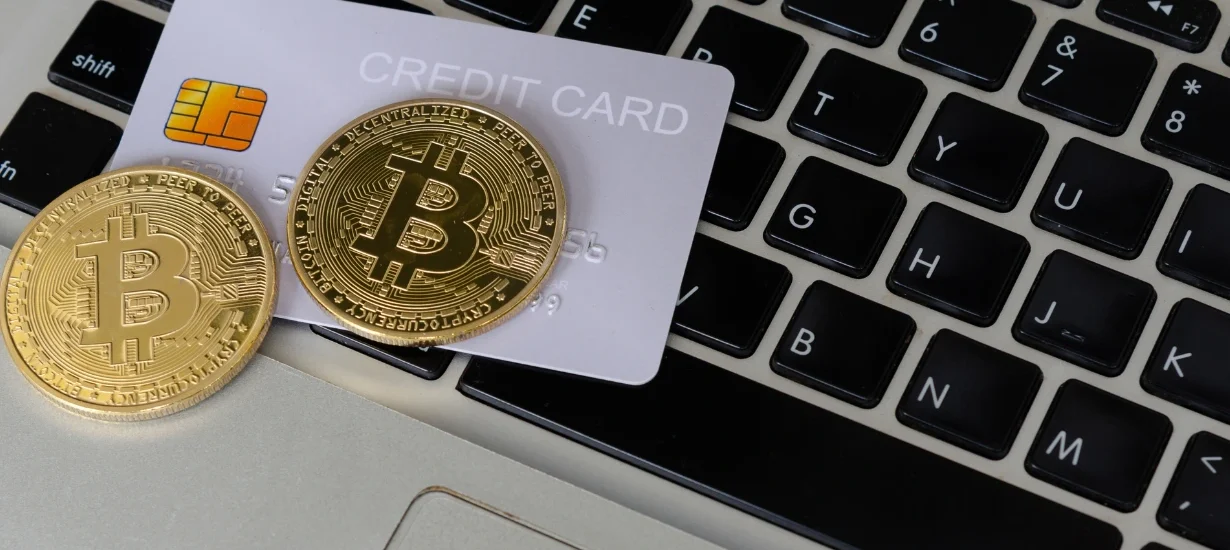 Bitcoin, crtaod credito branco e um teclado.