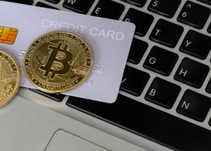 Bitcoin, crtaod credito branco e um teclado.