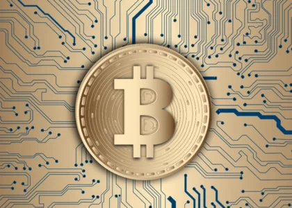 imagem bitcoin em uma rede tom dourado.