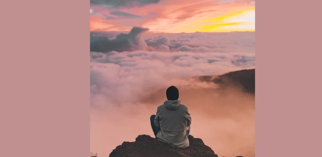 Imagem homem centado em uma pedra topo, sobre nuvens montanha. representando soberania. 