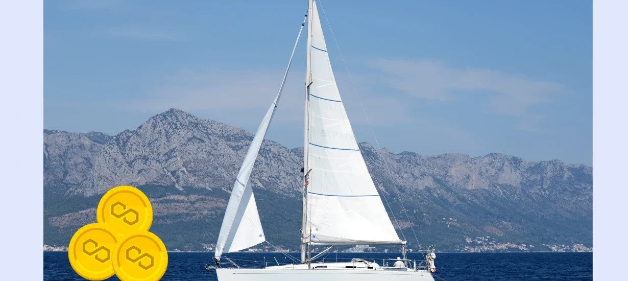 Imagem de um veleiro branco com velas abertas navegando em um mar azul, com montanhas ao fundo. Representa o ativo físico do projeto de tokenização VLUX Astra.