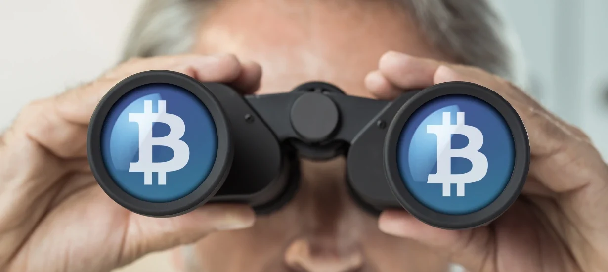 "Homem observando oportunidades com binóculo de Bitcoin — estratégias de opções de Bitcoin para iniciantes"