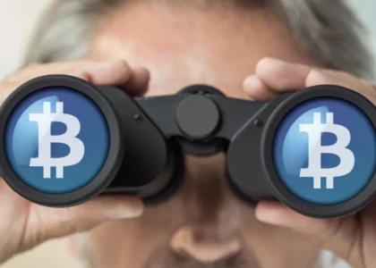 "Homem observando oportunidades com binóculo de Bitcoin — estratégias de opções de Bitcoin para iniciantes"