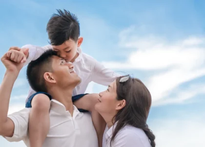 Imagem de família sorrindo ao ar livre, representando estabilidade financeira, segurança patrimonial e qualidade de vida através de investimentos em Bitcoin e renda passiva.