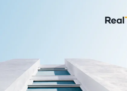 Prédio moderno simbolizando imóveis tokenizados pela RealT nos Estados Unidos