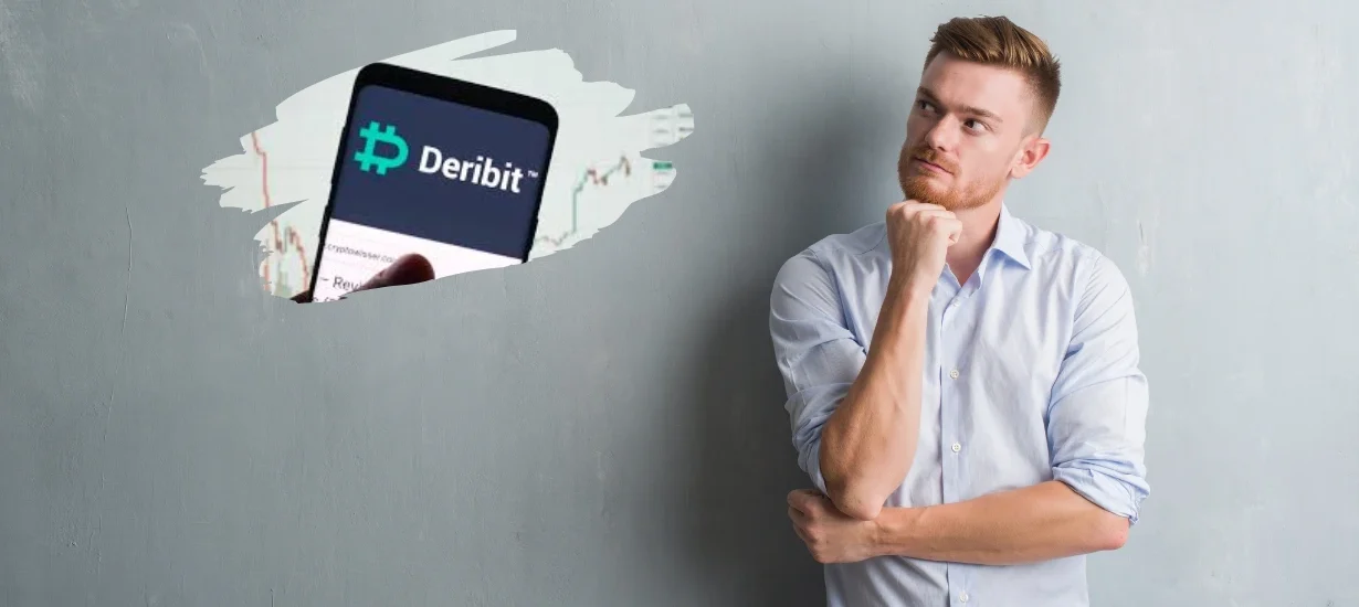 Homem pensativo observando logo da Deribit, maior plataforma de opções cripto do mundo