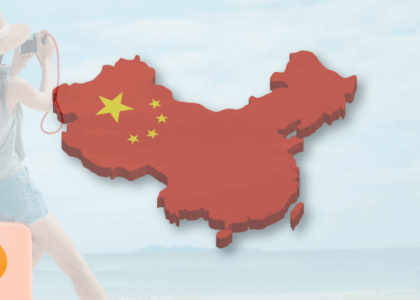 Ilustração de uma mulher observando um mapa da China com bandeira sobreposta, representando a tokenização de um veleiro de 42 pés vinculado a ativos reais na Ásia.