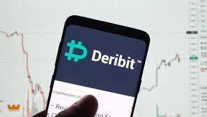Tela de celular exibindo o app da Deribit com gráfico de valorização ao fundo, representando o uso da plataforma para estratégias de opções com Bitcoin.