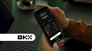 Aplicativo da OKX exibindo interface de compra de tokens RWA via smartphone