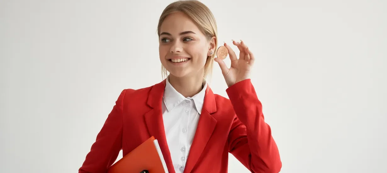 Executiva sorridente de vermelho sinalizando aprovação, simbolizando proteção de investimentos com opções puts