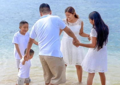 Família unida na praia representando segurança e legado na sucessão patrimonial com multisig em Bitcoin