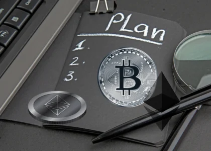 Lista de plano com ícones de Bitcoin e Ethereum sobre caderno
