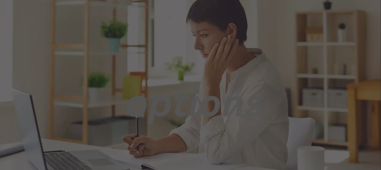 Mulher analisando opções financeiras em ambiente de home office