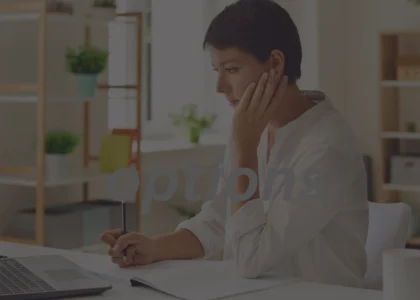 Mulher analisando opções financeiras em ambiente de home office