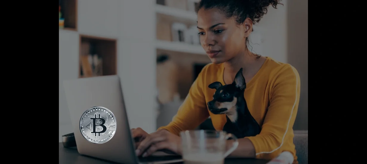 mukher com cachorro trabalhando num computador com simbilo botcoin