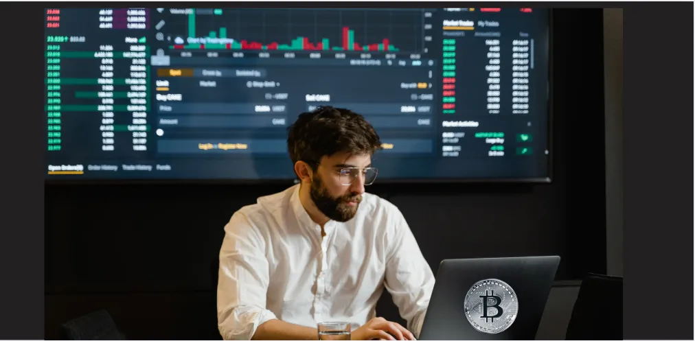 Trader operando opções de Bitcoin com gráficos de derivativos ao fundo