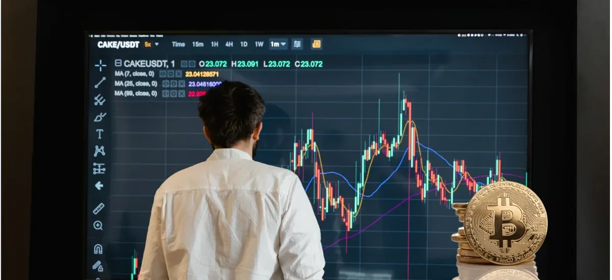 Investidor observa gráfico de criptomoedas com Bitcoin em destaque como símbolo de análise e estratégia"