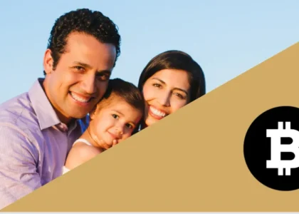 Casal com filho pequeno sorrindo ao ar livre ao lado de símbolo do Bitcoin, simbolizando patrimônio digital e legado multigeracional
