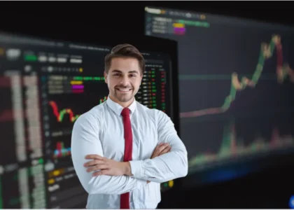 Homem de camisa branca e gravata vermelha com gráficos de mercado ao fundo, ilustrando o conceito de chamada de margem no mercado de criptomoedas