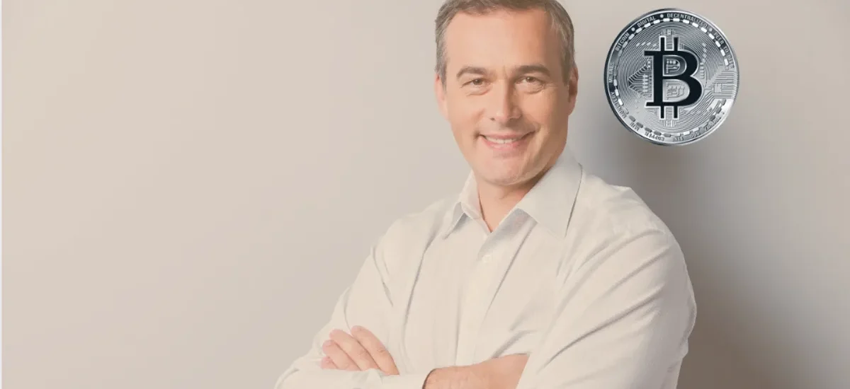 Executivo sorridente com ícone do Bitcoin, representando estratégia PMMC para gerar renda com opções cripto