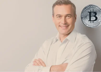 Executivo sorridente com ícone do Bitcoin, representando estratégia PMMC para gerar renda com opções cripto
