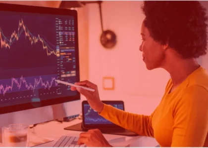 Trader analisando gráficos de mercado em tela grande, representando estratégia de rolagem e periodicidade na estratégia wheel com cripto
