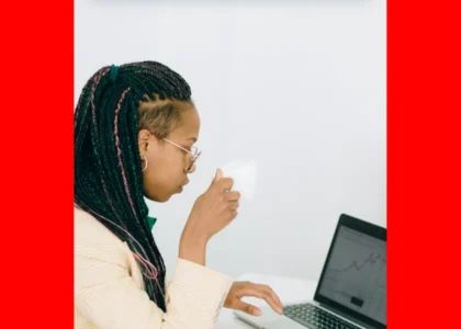 Investidora analisando gráficos no notebook enquanto toma café, representando staking e pools de liquidez para aposentadoria cripto