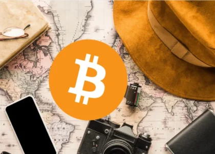 Viagem com Bitcoin — mapa, câmera e acessórios de viagem representando turismo com criptomoedas