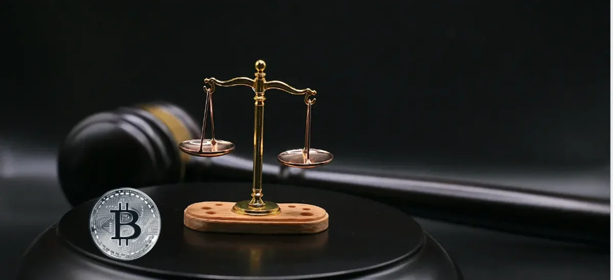 Balança da justiça com martelo e símbolo do Bitcoin, representando a inclusão de criptoativos em processos de inventário judicial