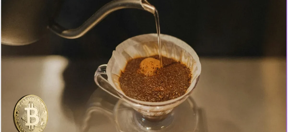 Café sendo preparado com filtro e moeda Bitcoin ilustrando pagamento de pequenas compras com cripto