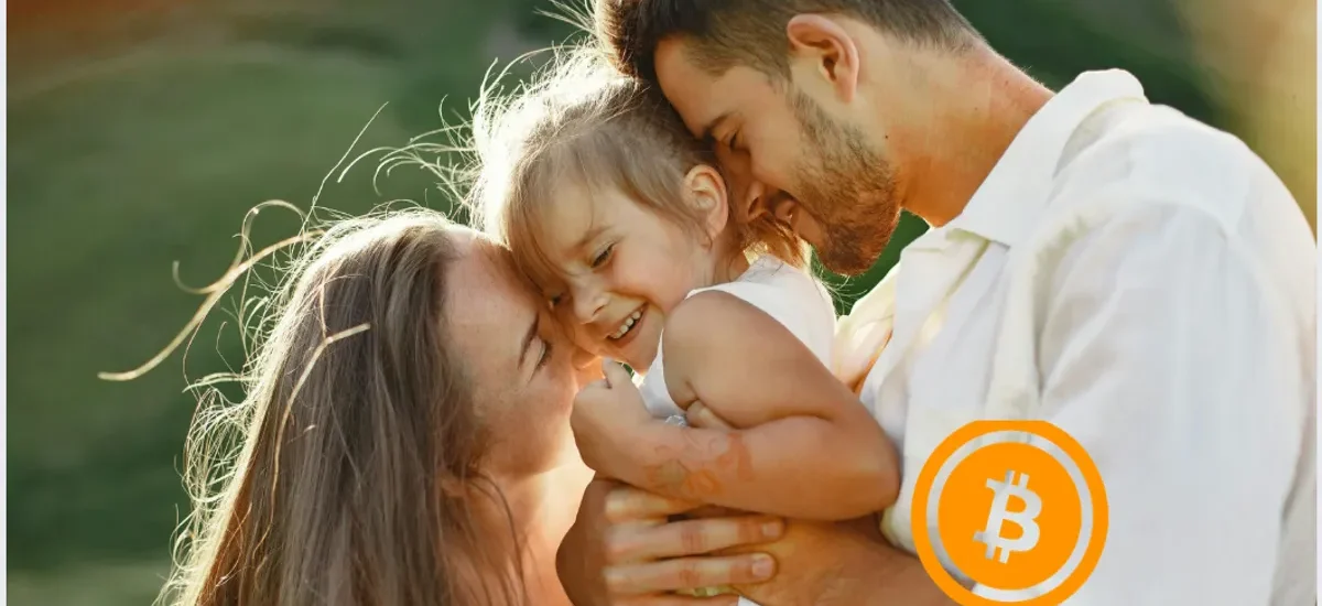 Família sorrindo com símbolo do Bitcoin representando herança digital e planejamento sucessório em cripto