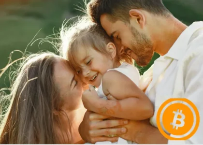 Família sorrindo com símbolo do Bitcoin representando herança digital e planejamento sucessório em cripto
