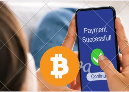 Pessoa recebendo pagamento em stablecoins com confirmação de sucesso no celular