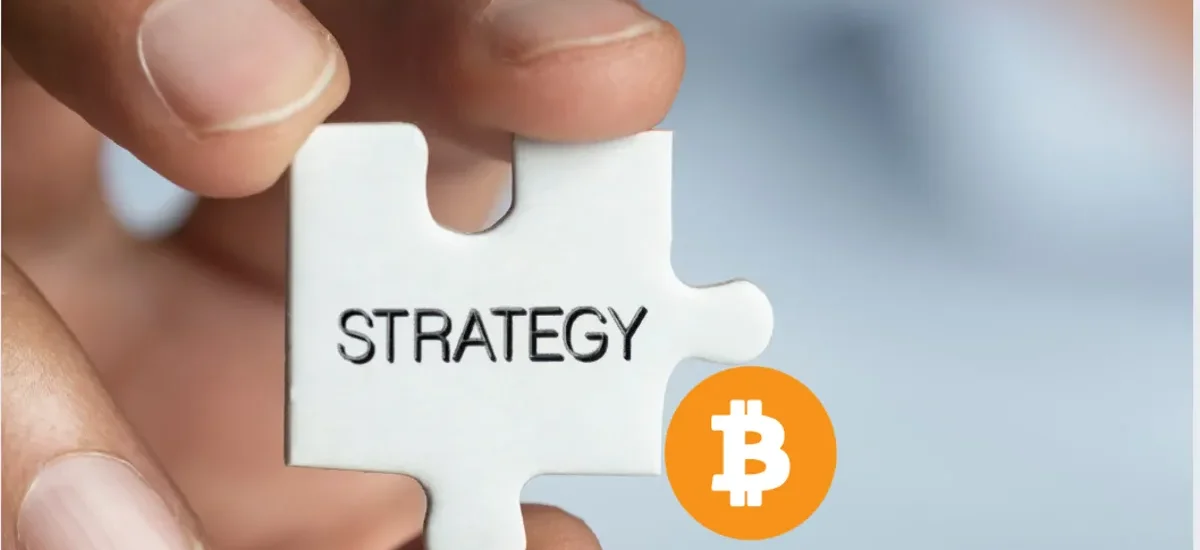 Peça de quebra-cabeça com a palavra estratégia ao lado do símbolo do Bitcoin, representando a estratégia de straddle em BTC