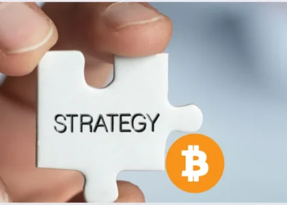 Peça de quebra-cabeça com a palavra estratégia ao lado do símbolo do Bitcoin, representando a estratégia de straddle em BTC