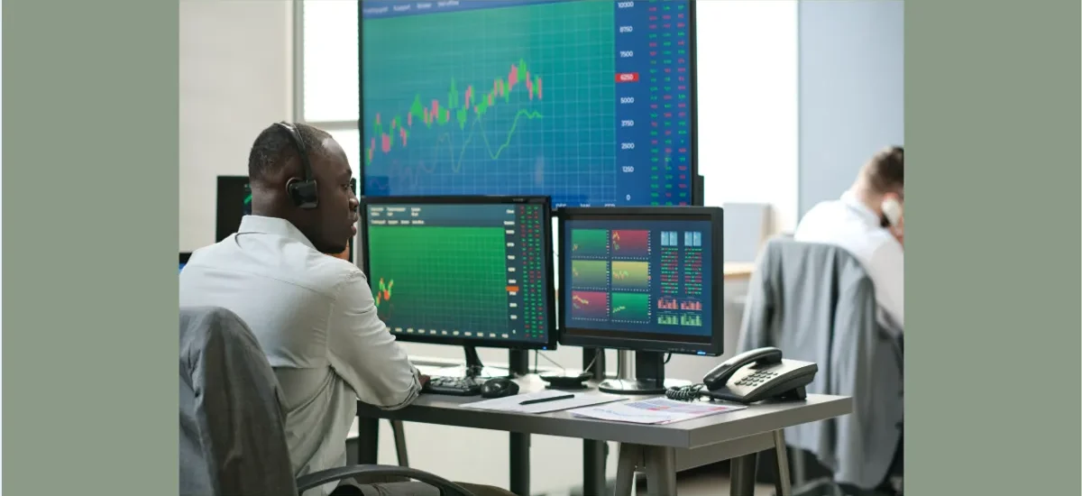 Profissional analisando gráficos de mercado em plataformas confiáveis de tokenização