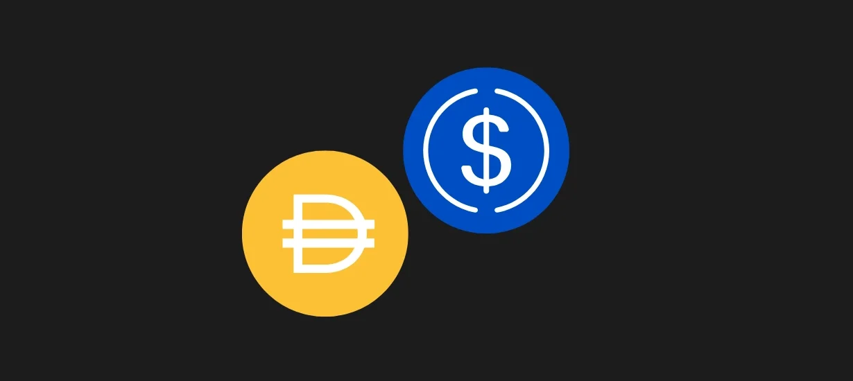 Ícones das stablecoins DAI (amarelo) e USDC (azul) sobre fundo preto, representando operações de lending e renda passiva no DeFi.