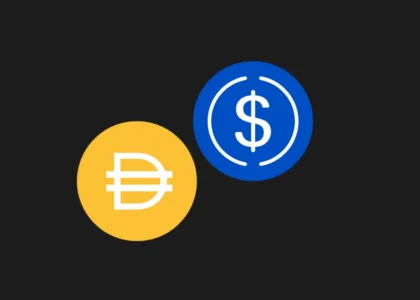 Ícones das stablecoins DAI (amarelo) e USDC (azul) sobre fundo preto, representando operações de lending e renda passiva no DeFi.