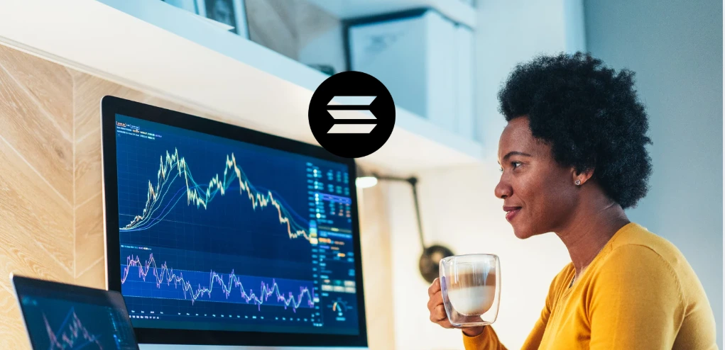 Pessoa analisando gráficos de preço em uma tela com o logo da Solana, representando estratégia de pools de liquidez, gestão de range, hedge de upside e tomada de decisão consciente no DeFi.