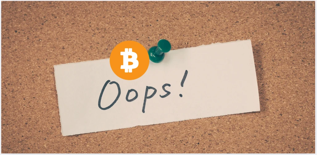 Bilhete preso em um mural com a palavra “Oops” e símbolo do Bitcoin, representando erros comuns e descuidos no planejamento da herança de Bitcoin que podem levar à perda definitiva dos ativos.